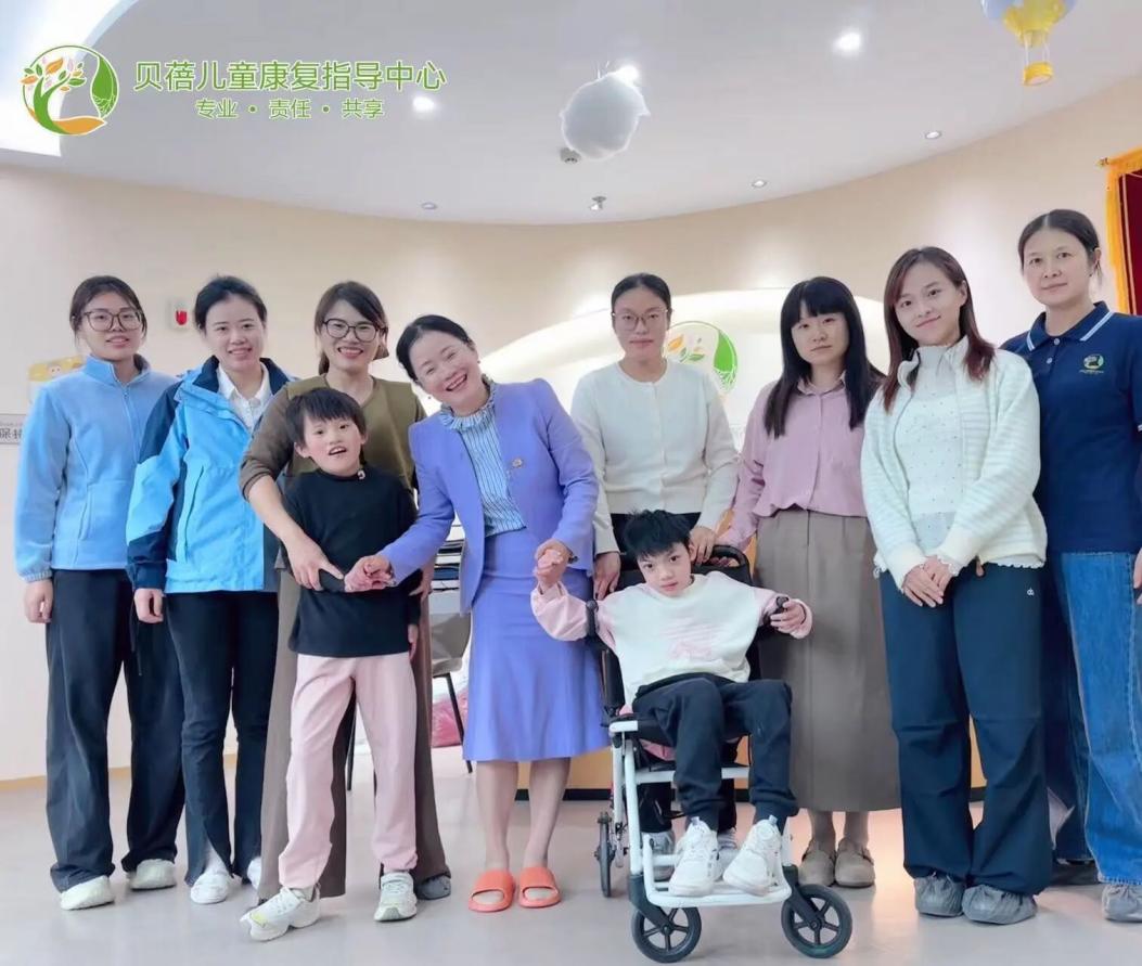 “小鱼渔—关爱脑瘫患儿项目”由金华卓远实业有限公司与心舞公益基金联合发起，贝蓓作为专业支持机构，为脑瘫儿童提供系统化康复支持。